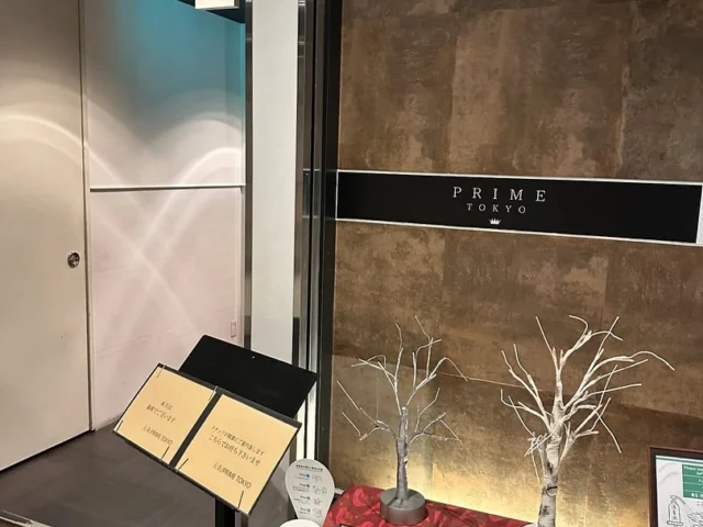 【天空の非日常】
🗼新宿

English:
🍶PRIME TOKYO
JR新宿駅西口より徒歩約10分、西新宿駅より徒歩約5分
〒163-0549 東京都新宿区西新宿１丁目２６−２ 新宿野村ビル ４９階
営業時間 【月〜金】12:00 - 23:30
【土・日・祝日】12:00 - 16:00、17:00 - 23:30
料金 【夜】￥5,000～￥5,999/1人

西新宿駅直結の野村ビル。地上49階の絶景レストランで新宿の夜景を2人だけのものにしてみてはいかがでしょうか。

#東京　#新宿　

【Extraordinary Sky-High Experience】 🗼 Shinjuku
🍶 PRIME TOKYO Approx. 10-minute walk from JR Shinjuku Station West Exit Approx. 5-minute walk from Nishi-Shinjuku Station Address: 49th Floor, Shinjuku Nomura Building, 1-26-2 Nishi-Shinjuku, Shinjuku-ku, Tokyo 163-0549 Hours 【Monday to Friday】12:00 PM to 11:30 PM 【Saturday, Sunday, Holidays】12:00 PM to 4:00 PM, 5:00 PM to 11:30 PM Price 【Dinner】¥5,000 to ¥5,999 per person
Located directly connected to Nishi-Shinjuku Station inside the Nomura Building, this breathtaking restaurant on the 49th floor lets you make the Shinjuku night view your own private escape for two.
#Tokyo #Shinjuku

Chinese:
【水族箱陪伴的經典約會地點】 🗼 新宿
🍶 新宿 Lime 從JR新宿站東口步行1分鐘 從京王線新宿站步行3分鐘 從小田急小田原線新宿站步行5分鐘 從東京地鐵副都心線新宿三丁目站步行1分鐘 從東京地鐵丸之內線新宿三丁目站步行1分鐘 從東京地鐵丸之內線新宿站步行5分鐘 從都營新宿線新宿站步行3分鐘 從都營大江戶線新宿站步行3分鐘 從都營大江戶線新宿西口站步行5分鐘 從西武新宿線西武新宿站步行5分鐘 地址：東京都新宿區新宿3丁目36-10 Miraza新宿3樓，郵遞區號160-0022 營業時間 【週一至週五、假日前一日】12:00 至 16:30、17:30 至 02:00 【週六、週日、國定假日】12:00 至 16:30、17:00 至 02:00 價格 【晚餐】每人 ¥4,000～¥4,999 【午餐】每人 ¥2,000～¥2,999
新宿約會的經典選擇。在這間水族館餐廳裡，你可以與尼莫和另一半的笑容相遇。
#東京 #新宿

Korean:
【수족관이 있는 클래식 데이트 장소】 🗼 신주쿠
🍶 신주쿠 Lime JR 신주쿠역 동쪽 출구 도보 1분 게이오선 신주쿠역 도보 3분 오다큐 오다와라선 신주쿠역 도보 5분 도쿄메트로 후쿠토신선 신주쿠산초메역 도보 1분 도쿄메트로 마루노우치선 신주쿠산초메역 도보 1분 도쿄메트로 마루노우치선 신주쿠역 도보 5분 도에이 신주쿠선 신주쿠역 도보 3분 도에이 오에도선 신주쿠역 도보 3분 도에이 오에도선 신주쿠니시구치역 도보 5분 세이부 신주쿠선 세이부신주쿠역 도보 5분 주소: 도쿄도 신주쿠구 신주쿠 3-36-10 Miraza 신주쿠 3층, 우편번호 160-0022 영업시간 【월요일부터 금요일, 공휴일 전날】12시부터 16시 30분까지, 17시 30분부터 2시까지 【토요일, 일요일, 공휴일】12시부터 16시 30분까지, 17시부터 2시까지 요금 【저녁】1인당 4,000엔부터 4,999엔 【점심】1인당 2,000엔부터 2,999엔
신주쿠 데이트의 클래식한 장소. 니모와 연인의 미소를 만날 수 있는 아쿠아리움 다이닝입니다.
#도쿄 #신주쿠