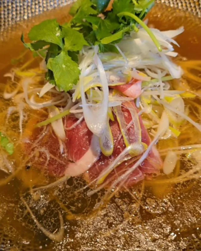 焼き鳥　佐田十郎　中目黒

東京都目黒区上目黒1-3-19 SSビル B1F　TEL：03-6303-4251
東京メトロ日比谷線/東急東横線 中目黒駅から徒歩３分

営業日月・火・水・木・金・土・日
OPEN全日　17時～23時15分（焼鳥LO22時30分、フードドリンクLO22時45分）

鴨しゃぶを堪能できる7,800円コース飲み放題付き

ぜひまた来たい。
＃PR＃中目黒ディナー＃中目黒焼鳥＃わんちゃんOK #東京doyaspot

Yakitori Sadajuro Nakameguro

1-3-19 Kamimeguro, Meguro-ku, Tokyo SS Building B1F TEL: 03-6303-4251
3 minutes walk from Nakameguro Station on the Tokyo Metro Hibiya Line/Tokyu Toyoko Line

Open: Monday, Tuesday, Wednesday, Thursday, Friday, Saturday, Sunday
Hours: 5:00 PM - 11:15 PM (Last order for yakitori 10:30 PM, food and drink 10:45 PM)

7,800 yen course with all-you-can-drink, where you can enjoy duck shabu-shabu.

3 kinds of appetizers: grated radish, potage soup, coleslaw
Refreshing yet flavorful
Small and cute salad
Miso-flavored dressing, crisp vegetables, beautiful colors
Deep-fried overnight dried chicken wings
Crispy skin, juicy meat
Recommended drinks:
Sadajuro Highball with Japanese pepper: aromatic
Corn tea with shochu: soothing corn flavor
Main:
Domestic duck shabu-shabu with mushroom broth
Cooked with a concentrated jelly broth
Hidden flavor: "Gangui" junmai ginjo sake from Yamaguchi Prefecture
Plenty of mushrooms, nutritious
Duck meat with just the right amount of fat, melting in your mouth. Excellent with the mushroom broth.
Great combination with green onions and mitsuba.
〆: Rice porridge with the remaining mushroom duck shabu-shabu broth
The broth is even more concentrated. Great with eggs.
Effective with shichimi and Japanese pepper.
Service: Shijimi espresso (color with squid ink, no caffeine)
The interior has great lighting and music, creating a wonderful atmosphere.
Many private and semi-private rooms, perfect for intimate gatherings. Offering value beyond its price range of 6,000 to 10,000 yen.

High quality and cost-effective.

I definitely want to come back.

#PR #NakameguroDinner #NakameguroYakitori #PetFriendly #TokyoDoyaSpot