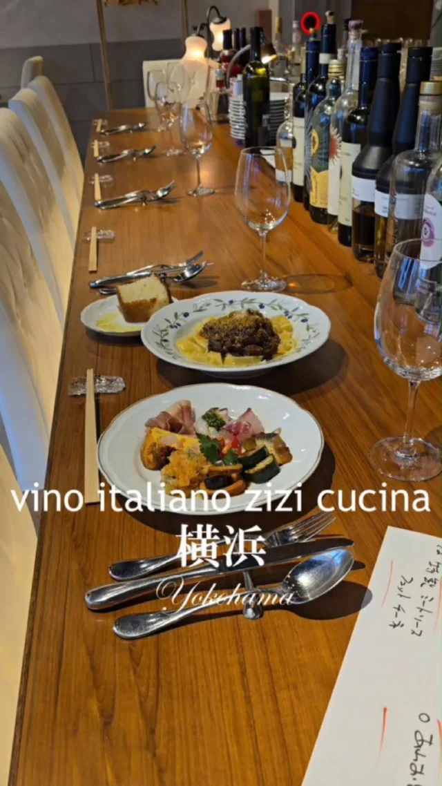 vino italiano zizi cucina 横浜
@zizi_cucina 

元はワインバー　イタリアワインのプロが選ぶワイン　

横浜駅から岡野交差点の方へ歩いて

見えてきた　明らかにお洒落ないで立ちのイタリアンレストラン

店内もとても素敵

イタリアワイン好きは知る人ぞ知る

ワインが楽しくなる料理を

大概の誕生日ワインは持っている

ビンテージもの　中には数百万円の価値のあるワインも

デートでも、大事な方との宴席でも、また日常で美味しいイタリアンを食べたいときに

アンティパスト盛り合わせ 本日のパスタ デザート・コーヒー付き ２８００円

アンティパスト盛り合わせ 一つ一つがワインに合う
ワインショップも経営しているオーナーさんが直接現地から仕入れたワインとともに

ランチのおすすめ　特製ミートソース 絶対にうまい

ぜひ行ってみて

#横浜
#横浜ランチ
#横浜グルメ
#イタリアン
#ワイン
#PR
#横浜デート
#ワイン
#PR
#おしゃれ
#ワイングルメ
#グルメ好きな人と繋がりたい
#東京doyaspot
#東京ドヤスポット

您好！以下是您提供的日文文章的英文、中文和韩文翻译：
English:
Vino Italiano Zizi Cucina Yokohama
Originally a wine bar, offering wines selected by a professional in Italian wines.
Walking from Yokohama Station towards Okano Crossing,
You'll see it – a distinctly stylish Italian restaurant.
The interior is also very lovely.
A well-known spot for Italian wine lovers.
Dishes that make enjoying wine even better.
They usually have birthday wines in stock.
Including vintage wines, some worth millions of yen.
Perfect for dates, important banquets, or simply when you want to enjoy delicious Italian food on a regular day.
Antipasto Platter Today's Pasta Dessert & Coffee Included ¥2800
Antipasto Platter Each item pairs well with wine. Accompanied by wines directly sourced from local producers by the owner, who also runs a wine shop.
Recommended for lunch: Their special meat sauce is definitely delicious.
Definitely worth a visit!
Chinese (Simplified):
意大利葡萄酒餐厅 Zizi Cucina 横滨
原是一家葡萄酒吧，提供由意大利葡萄酒专家挑选的葡萄酒。
从横滨站向冈野十字路口方向走，
你会看到它——一家风格鲜明的时尚意大利餐厅。
店内也非常漂亮。
意大利葡萄酒爱好者都知道的好地方。
让享用葡萄酒更加愉悦的料理。
他们通常备有生日葡萄酒。
包括年份葡萄酒，其中一些价值数百万日元。
非常适合约会、重要的宴会，或者只是想在日常享用美味意大利美食的时候。
开胃菜拼盘 今日意面 含甜点和咖啡 2800日元
开胃菜拼盘 每一道都非常搭配葡萄酒。佐以店主直接从当地采购的葡萄酒，店主还经营一家葡萄酒商店。
午餐推荐：特色肉酱面绝对美味。
非常值得一去！
Korean:
이탈리아 와인 레스토랑 지지 쿠치나 요코하마
원래는 와인 바였으며, 이탈리아 와인 전문가가 엄선한 와인을 제공합니다.
요코하마역에서 오카노 교차로 방향으로 걸어가면,
눈에 띄게 세련된 이탈리아 레스토랑이 보입니다.
내부 또한 매우 멋집니다.
이탈리아 와인 애호가라면 누구나 아는 곳입니다.
와인을 더욱 즐겁게 해주는 요리.
대부분의 생일 와인을 갖추고 있습니다.
빈티지 와인을 포함하여, 수백만 엔의 가치를 지닌 와인도 있습니다.
데이트, 중요한 연회, 또는 평소에 맛있는 이탈리아 음식을 즐기고 싶을 때 완벽합니다.
안티파스토 모듬 오늘의 파스타 디저트 & 커피 포함 2800엔
안티파스토 모듬 하나하나가 와인과 잘 어울립니다. 와인 숍을 운영하는 오너가 직접 현지에서 들여온 와인과 함께 제공됩니다.
점심 추천: 특제 미트 소스는 정말 맛있습니다.
꼭 한번 방문해보세요!