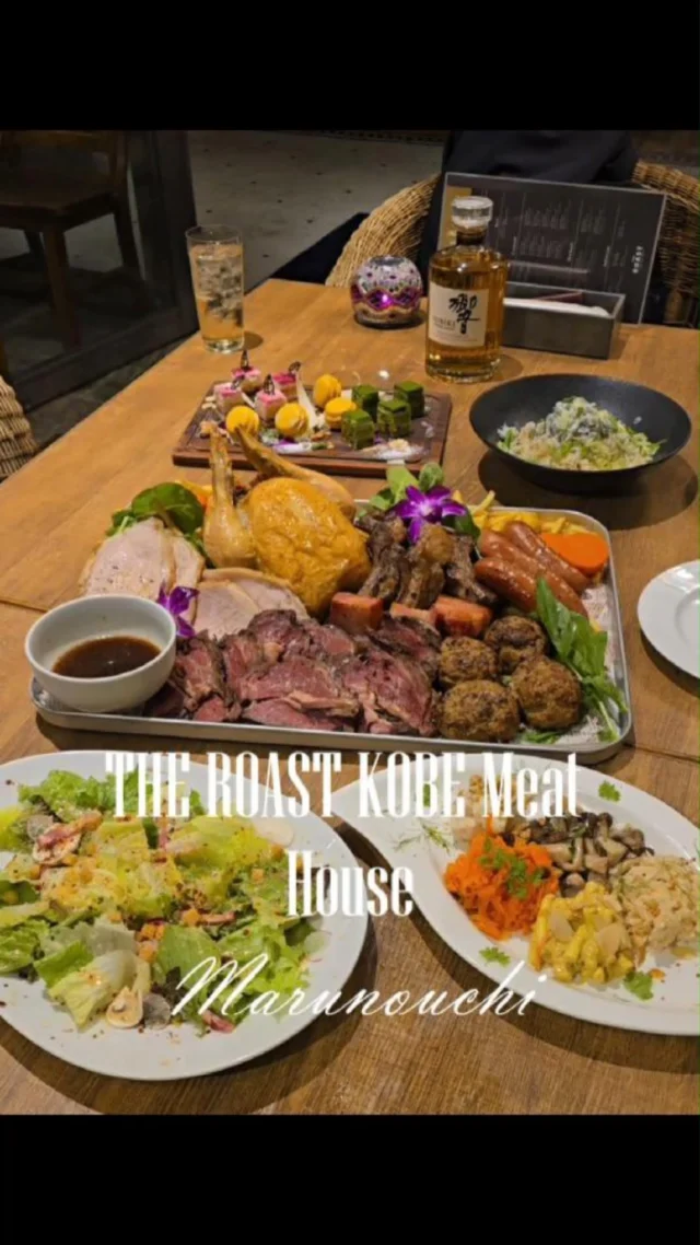 THE ROAST KOBE Meat House
Marunouchi
@the_roast_tokyo

東京駅 徒歩１分

ウイスキー響が飲み放題！ローストビーフなども味わえる飲み放題１２０分コース
８５００円(税込)

肉のオールスター
７種類のお肉の盛り合わせ
トリュフ風味のフライドポテト添え

丸の内の摩天楼の中に穴場みっけ

入口から雰囲気よい

丸の内とは思えない広い空間

どこにもない

いいお酒多い

《肉のオールスター》
肉のオールスター　７種類のお肉の盛り合わせ　
トリュフ風味のフライドポテト添え
・低温調理したローストビーフ
・清流鶏の丸ごとロースト
・ローストポーク
・ソーセージ
・ハンバーグ
・スペアリブ
・ベーコン

味付けも最適なものを

質の良い食材を

《サラダ》
２種類のチーズ（パルミジャーノレッジャーノとミモレット）を使ったシーザーサラダ

《前菜５種盛り》
・キャロットラペ
・セロリラブのレムラード
・カレー風味のマカロニサラダ
・４種類の茸のマリネ
・燻製チーズのポテトサラダ

《〆のご飯》
シラスたっぷりのガーリックライス

《デザート》
３種類のデザート盛り合わせ
・マカロン
・モンブラン
・チーズケーキ etc

コスパも最強

行ってみて

#丸の内グルメ 
#東京グルメ 
#ウイスキー#響 
#東京ビアガーデン 
#ビアガーデン 
#東京BBQ #BBQ
#東京駅 
#東京駅グルメ
#PR
#東京グルメ 
#東京ディナー
#東京デート
#おしゃれ
#グルメ好きな人と繋がりたい
#東京ドヤスポット
#東京doyaspot

________________________________________
English
THE ROAST KOBE Meat House Marunouchi
1 minute walk from Tokyo Station
All-you-can-drink 120-minute course where you can enjoy Hibiki whiskey and roast beef, etc. 8,500 yen (tax included)
Meat All-Star Platter An assortment of 7 kinds of meat with truffle-flavored French fries
Hidden gem found amidst the skyscrapers of Marunouchi!
Great ambiance from the entrance.
Spacious interior, unlike what you'd expect in Marunouchi.
Unique experience.
Many great alcoholic beverages.
________________________________________
《Meat All-Star》 An assortment of 7 kinds of meat with truffle-flavored French fries
•	Low-temperature cooked roast beef
•	Whole roasted Seiryu chicken
•	Roast pork
•	Sausage
•	Hamburger steak
•	Spare ribs
•	Bacon
Optimally seasoned.
High-quality ingredients.
________________________________________
《Salad》 Caesar salad with two types of cheese (Parmigiano-Reggiano and Mimolette)
________________________________________
《5 Kinds of Appetizer Assortment》
•	Carrot rāpées
•	Celeriac remoulade
•	Curry-flavored macaroni salad
•	Marinated mushrooms (4 kinds)
•	Smoked cheese potato salad
________________________________________
《Finishing Rice Dish》 Garlic rice with plenty of whitebait
________________________________________
《Dessert》 Assortment of 3 kinds of desserts
•	Macarons
•	Mont Blanc
•	Cheesecake, etc.
Excellent value for money!
Definitely worth a visit!