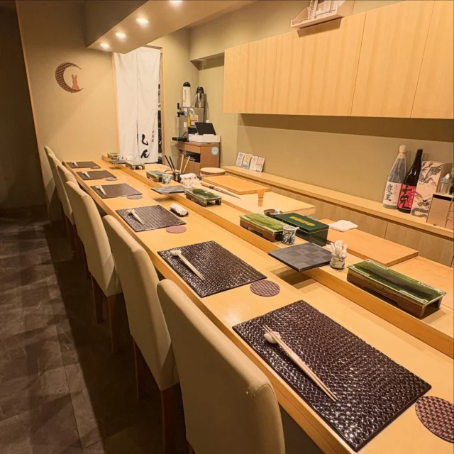 まっすぐに素材と向き合う職人の手仕事を、静かなカウンターでゆっくりと味わってきました。
神楽坂駅からすぐの「神楽坂 しん @shin.kagurazaka 」は、2025年1月に誕生した新しい寿司店です。

店内は7席のカウンターと小さな個室があり、ほどよい距離感と柔らかな接客がとても心地よく感じられました。
豊洲から届く鮮魚を中心に、赤酢と米酢をブレンドしたシャリがネタの持ち味をしっかりと引き立ててくれます。

この夜、特に印象的だったのはニタリクジラの刺身です。
筋を感じさせないなめらかな口どけと上品な旨みがあり、合わせた日本酒「亀齢92」や「秋とんぼ」とも相性が抜群でした。

また、季節ごとに表情を変える茶碗蒸しも忘れられません。
フカヒレをはじめ、さまざまな素材が重なり合う贅沢な一品で、一口ごとに違う味わいが楽しめました。
季節によっては松茸や牛肉が登場することもあり、訪れるたびに新しい発見があります。

握りの中では、中トロ・あなご・トロタク巻きが特に印象に残りました。
中トロはとろけるようにやわらかく、あなごは塩・柚子・タレの二種の味わいを楽しめました。
締めのトロタク巻きは、パリッとした厚みのある九州産の海苔が香ばしく、ネギトロの旨みがたっぷり詰まっていて、大将の愛情が伝わるひと品でした。

器の美しさや、料理ごとの丁寧な説明、そして大将と女将の優しく気さくな人柄も印象的でした。
また訪れたいと思える、温かく心地よい空間のお店です。

—— 店舗情報 / Store Information ——

［店舗名］神楽坂 しん @shin.kagurazaka 
住所：東京都新宿区神楽坂（詳細非公開）
最寄駅：神楽坂駅 徒歩すぐ
営業時間：17:00〜22:00
定休日：水曜
価格帯：ディナー ¥10,000〜
備考：カウンター7席・個室1室／完全予約制／PayPay対応／ドリンク豊富（日本酒・ワイン・ノンアルも）

—— いただいたもの ——
・ディナーコース ¥10,000〜
　先付／刺身（カツオ・ニタリクジラ）／茶碗蒸し／握り（中トロ・あなご・トロタク巻きほか）／椀物／デザート
・日本酒ペアリング：「亀齢92」「秋とんぼ」など

#東京グルメ #神楽坂グルメ #寿司ディナー #和食 #日本酒ペアリング #神楽坂しん #鮨 #上質な時間 #大人の隠れ家 #豊洲直送 #職人の手仕事 #gourmet #sushi #tokyo  #日本酒 
#PR @shin.kagurazaka
#お鮨コース #お鮨 #海鮮 #神楽坂グルメ #神楽坂ディナー #神楽坂ランチ #神楽坂 

⸻