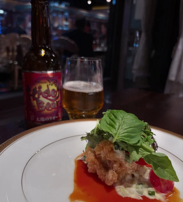 一夜限りの特別ディナーイベント「FOOD TRIP × NOBEOKA」

東京駅の赤レンガ駅舎を望む丸ビル5階「カサブランカシルク」で、
宮崎県延岡市とコラボした特別ディナーイベント
「テーブルで旅する延岡」が開催されました。

延岡市は、“食で人を呼ぶまちづくり”を目指し、
スペイン・バスク地方をモデルに「東九州バスク化構想」を推進している地域。
その延岡から和・洋・中の3名の料理人が東京に集い、
延岡の海・山・川の恵みを使った一夜限りのコースを披露しました。

この日のテーマは「ローカルガストロノミーを召し上がれ」。
延岡の食材とシェフの技が織りなす7皿のコースが提供され、
ゲストはまるで“食の旅”をしているような体験を味わいました。

—— 料理内容 ——

・メヒカリフライ（延岡の名産・深海魚）
・山太郎ガニときのこの春巻（中国酒菜 杉山）
・北川淡水鰻とトマトのおけぼの茶椀（和食 勇魚）
・夢地鶏のイタリア風チキン南蛮（バッター＆カフェ コッコロ）
・北浦町の地蛸と北方町葡萄の串仕立て（海と山の出会いもの）
・延岡産新米を使った中華粥（中国酒菜 杉山）
・幻のフルーツ「ポポー」のクレームブリュレ（カフェ コッコロ）

—— ドリンクペアリング ——

千徳酒造の日本酒「霧夜の目覚め」、
佐藤焼酎製造場の米焼酎「天の刻印クラフト」、
宮崎ひでじビール「太陽のラガー」など、
延岡が誇る酒蔵・ブルワリーの味わいをペアリングで堪能しました。

会場では延岡の名物「チキン南蛮」や「チーズ饅頭」をテーマにしたクイズ企画も行われ、
料理人と参加者の距離が近い、温かな雰囲気に包まれた夜となりました。

丸の内の夜景を眺めながら、延岡の自然・文化・食を味わう“テーブルで旅するディナー”。
一夜限りの贅沢な時間でした。

—— 店舗情報 / Store Information ——

［店舗名］カサブランカシルク 丸ビル店
住所：東京都千代田区丸の内2-4-1 丸の内ビルディング5F
最寄駅：JR東京駅 丸の内南口 徒歩1分
営業時間：11:00〜23:00
定休日：施設休業日
公式サイト：kiwa-group.co.jp/casablancasilk￼

#PR @casablanca_silk @nobeokatapas
#casablancasilk #丸の内ディナー #東京グルメ #延岡グルメ #FOODTRIPNOBEOKA #延岡市 #東九州バスク化構想 #食の記録 #カサブランカシルク #宮崎グルメ #ローカルガストロノミー #チキン南蛮発祥の地