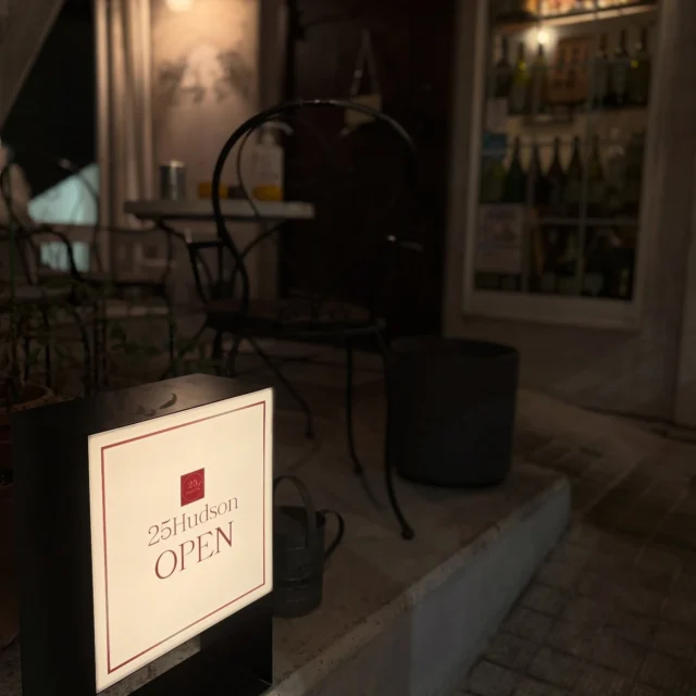 深川で出会ったのは、“シンプルに美味しい”と思える正統派フレンチでした。
国産の旬食材をふんだんに使い、ひと皿ごとに季節の香りと力強さを感じさせてくれます。

東陽町駅からほど近い「25Hudson @25_hudson 」は、“深川フレンチ”を掲げるレストラン。
国産和牛をはじめ、国産鴨や仔牛、鮮度抜群の魚介など、全国の生産者から届く食材を大切にしています。
東京都から“東京食材使用店”にも認定されており、地元の恵みを活かした一皿に出会えます。

この日は、初めての方におすすめという季節のフルコース（¥4,980）をいただきました。
「深川フォワグラ最中」で始まり、「富岡八幡宮の石」と名づけられたキタアカリの前菜へ。
「フレンチ八寸」では日本の旬食材を、様々なデザインの小皿に詰め合わせた、遊び心のある盛りつけが印象的でした。

メインのひとつは「真鯛のポワレ　青のりと貝のナージュ」。
香り高い出汁が優しく包み込み、魚の甘みが際立つ一皿です。
肉料理の「バベットステーキ 赤ワインソース」も、しっかりとした旨みと酸のバランスが絶妙でした。

一緒にいただいた3種類のワインセット（¥2,980）もとても印象的でした。
オレンジワイン「ALBARANCIA」を皮切りに、シャルドネやブルゴーニュのピノ・ノワールなど、
それぞれの料理に寄り添うような優しい味わいが楽しめました。
長年付き合いのあるインポーターから直接仕入れているとのことで、価格以上の満足感があります。

店内は席間が広く取られ、落ち着いた雰囲気の中でゆっくりと過ごせます。
深川の街らしい温かさと、クラシカルなフレンチの上質さが調和した空間でした。
大切な人と落ち着いて過ごしたい日や、ワインと共に丁寧な食事を楽しみたいときにぴったりのお店です。

—— 店舗情報 / Store Information ——

［店舗名］25Hudson（トゥエンティーファイブ・ハドソン）
住所：東京都江東区東陽5-25-13 1F
最寄駅：東陽町駅 徒歩約5分
営業時間：11:30〜14:00／17:30〜21:00（L.O.20:00）
定休日：日曜
価格帯：ランチ・ディナーコース ¥4,980〜
備考：ワインセット（3種/6種）あり／2時間半制／完全予約推奨

—— いただいたもの ——
・季節のフルコース ¥4,980
　深川フォワグラ最中／富岡八幡宮の石（ギタアカリ）／フレンチ八寸／真鯛のポワレ 青のりと貝のナージュ／バベットステーキ 赤ワインソース／デザート・お茶菓子
・3種のワインセット ¥2,980
　ALBARANCIA（オレンジワイン）／Pierre de Lambly（シャルドネ）／Bourgogne Pinot Noir

#PR @25_hudson
#25hudson #江東区フレンチ #東陽町フレンチ #深川フレンチ #深川グルメ #東京フレンチ #ワインセット #国産食材 #東京食材使用店 #下町フレンチ