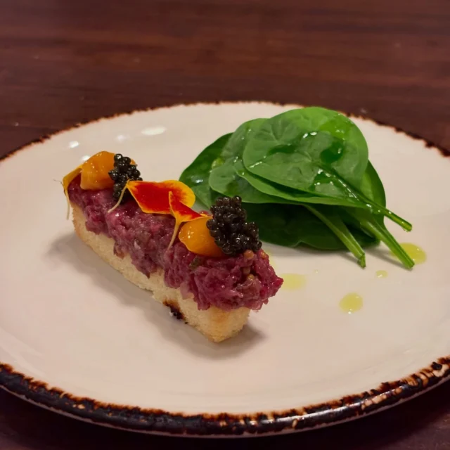 繁華街の喧騒から少し離れた場所に、静かに灯る看板のないビストロ。
“404 not found”の名を冠した「404(nf)」は、見つけた人だけが味わえる隠れ家フレンチです。

新宿駅から徒歩数分、「新宿ひかりビル」の3階にあるこちらでは、
高品質な肉と上質なワインを中心に、世界の食材と日本の感性を融合させた一皿を楽しめます。
現在は、感謝を込めた**3周年特別コース（¥8,000／1名）**を期間限定で提供中です。

フォアグラや和牛、キャビアをはじめ、ジビエや仔羊など全10品の構成。
印象的だったのは、一品ごとにまったく違う表情を見せる“世界を旅するような構成”でした。
インドなどのスパイスや食材を取り入れたアジアテイストの要素もあり、
「次はどんな一皿が来るのだろう」と、ワクワクが途切れません。

和牛タルタルとキャビアは、サクサクに焼き上げたパン生地の上に乗せた遊び心ある一皿。
和牛の旨みとキャビアのプチプチした食感、そしてパンの香ばしさが一体となり、口の中が幸せで満たされます。

鰻とフォアグラは、山椒を練り込んだ生地が味を全体にまとめ上げ、
鰻の脂とフォアグラの濃厚さが調和して、余韻のある美味しさでした。

仔羊のコンフィとグリルは、タンをベースにした3種の部位を使用。
それぞれ異なる歯ごたえと香りが楽しめ、普段なかなか出会えない仔羊の魅力を堪能できました。

この日は、繊細な泡が心地よいPERRIER-JOUËT GRAND BRUTで乾杯。
メインには果実味豊かな**POUND CAKE Pinot Noir（カリフォルニア）**を合わせ、
肉料理の多層的な味わいと見事に調和していました。

完全予約制で、予約はInstagramのDM（@yonmaruyonnf）からのみ受付。
静かに上質な時間を過ごしたい夜に、ぜひ訪れていただきたい一軒です。

—— 店舗情報 / Store Information ——

［店舗名］404(nf)（ヨンマルヨン エヌエフ）
住所：東京都新宿区西新宿1-14-3 新宿ひかりビル3F
最寄駅：新宿駅 徒歩約3分
営業時間：LUNCH 11:30〜14:30／DINNER 17:00〜23:00
定休日：不定休
価格帯：3周年特別コース ¥8,000（ワイン1杯付き）
備考：完全予約制／禁煙／DM予約対応

—— いただいたもの ——
・3周年特別コース ¥8,000
　アミューズ3種／和牛タルタルとキャビア／鴨ロース 赤カブ／鰻とフォアグラ／仔羊のコンフィとグリル／信州産猪のロースト／黒毛和牛 2種調理／金木犀のクレームブリュレ
・ワイン
　PERRIER-JOUËT GRAND BRUT（シャンパーニュ）
　POUND CAKE Pinot Noir（カリフォルニア）

#PR @yonmaruyonnf
#404nf #新宿ビストロ #新宿フレンチ #yonmaruyonnf #隠れ家レストラン #肉ビストロ #ワインと肉 #上質な時間 #新宿グルメ